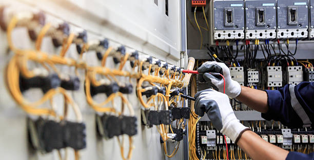 Professional Electrician technician working in Boulder Hill, IL